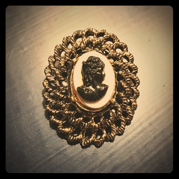 Jewelry - Vintage Black Cameo Brooch Heavy Gold-Tone Setting